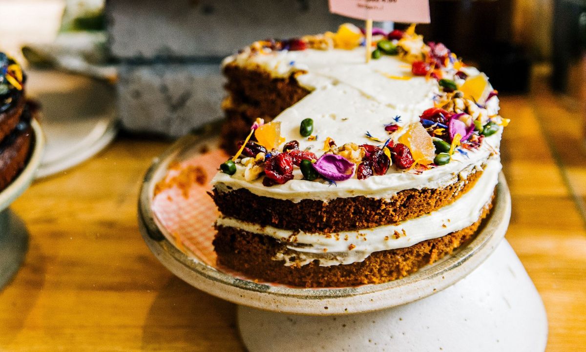 Όχι ένα αλλά 3 ανάλαφρα κέικ για να γίνουν πιο γλυκιές οι ανοιξιάτικες ημέρες