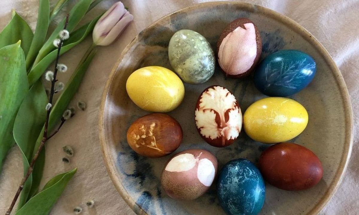 Πασχαλινά αυγά με φλούδες κρεμμυδιού και λάχανο για επιστροφή στην παράδοση