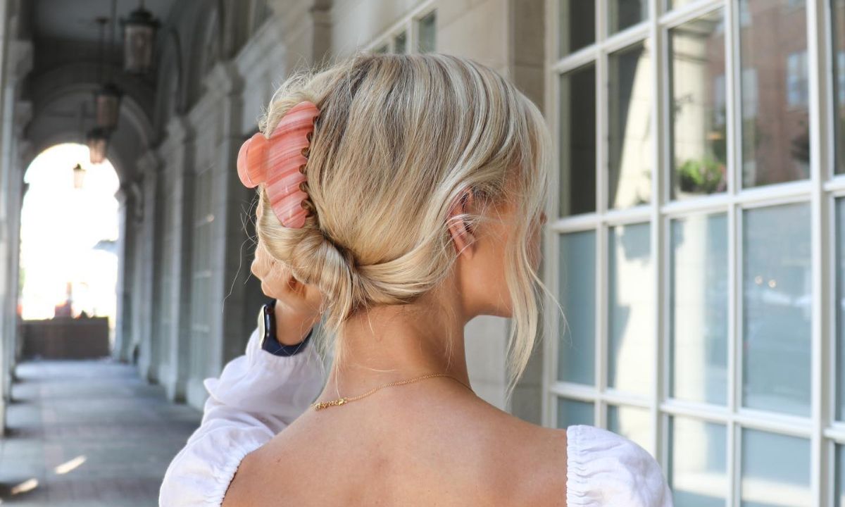 Claw clip: Το αξεσουάρ μαλλιών που θα φοράς ξανά και ξανά τους επόμενους μήνες