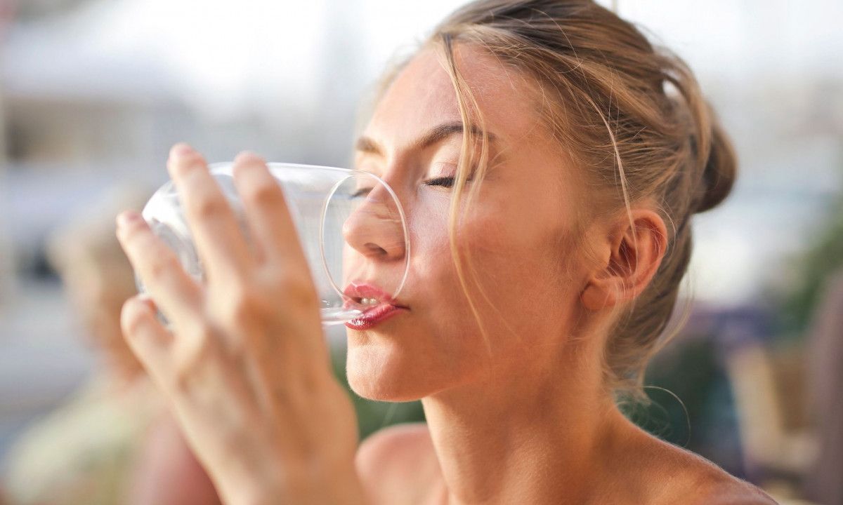 Πώς ένα ποτήρι νερό πριν τον ύπνο μπορεί να σε βοηθήσει να κοιμηθείς καλύτερα