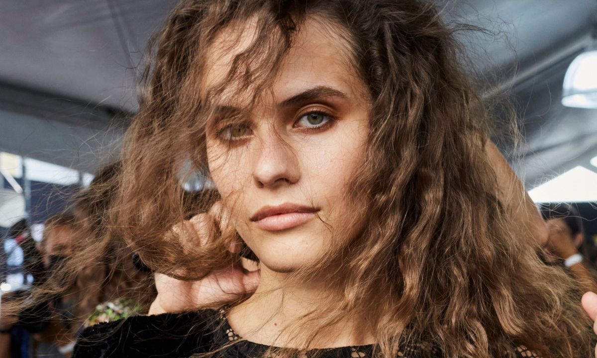 10 σαμπουάν κατά του φριζαρίσματος για τέλεια μαλλιά ακόμα και με βροχή & υγρασία