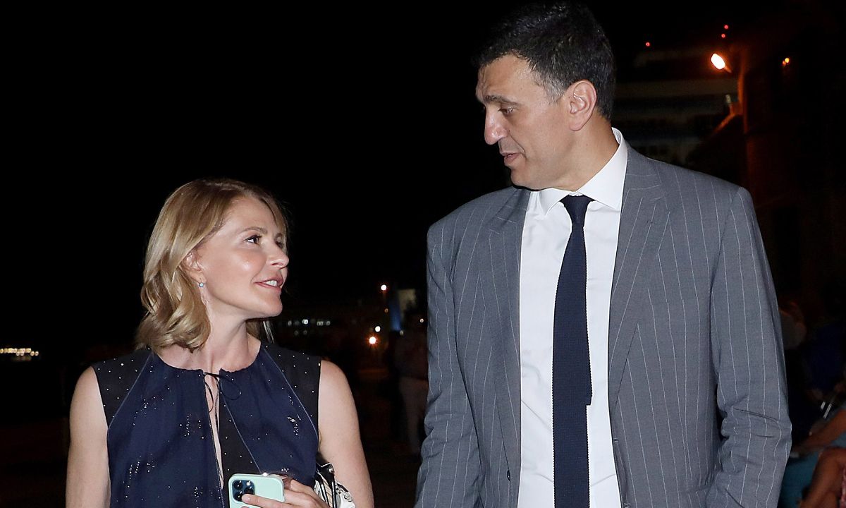 Μπαλατσινού- Κικίλιας: Ο κατάξανθος γιος τους έκλεψε τις εντυπώσεις στην Κάρπαθο