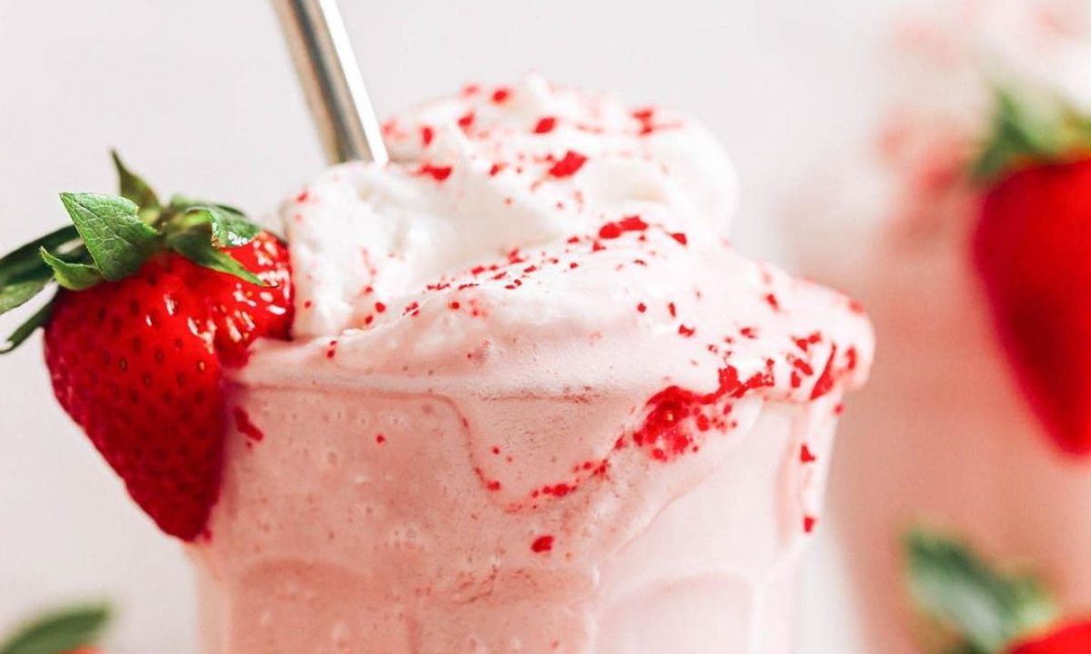Το πιο δροσιστικό milkshake φράουλας μπορείς να το φτιάξεις και μόνη σου - Η απόλυτη συνταγή