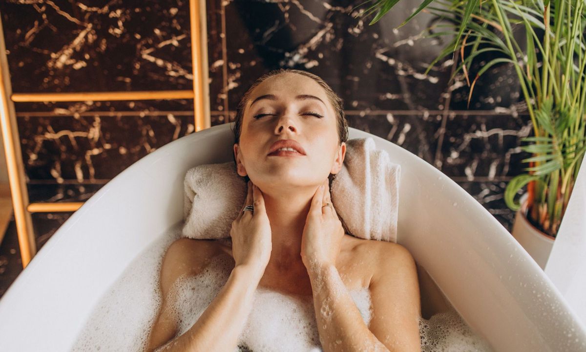 Πώς να χρησιμοποιήσεις τα αιθέρια έλαια για να κάνεις πιο απολαυστικό το μπάνιο