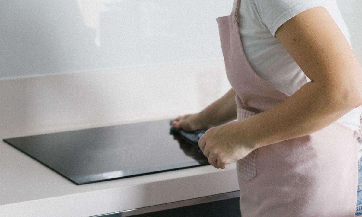 Πώς θα καθαρίσεις τη γυάλινη εστία της κουζίνας και θα τη διατηρήσεις για μέρες καθαρή