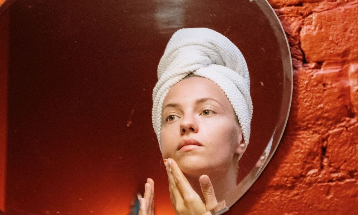 Με καθαριστικό προσώπου & άλλα 8 tips θα περιορίσεις τα σπυράκια το καλοκαίρι