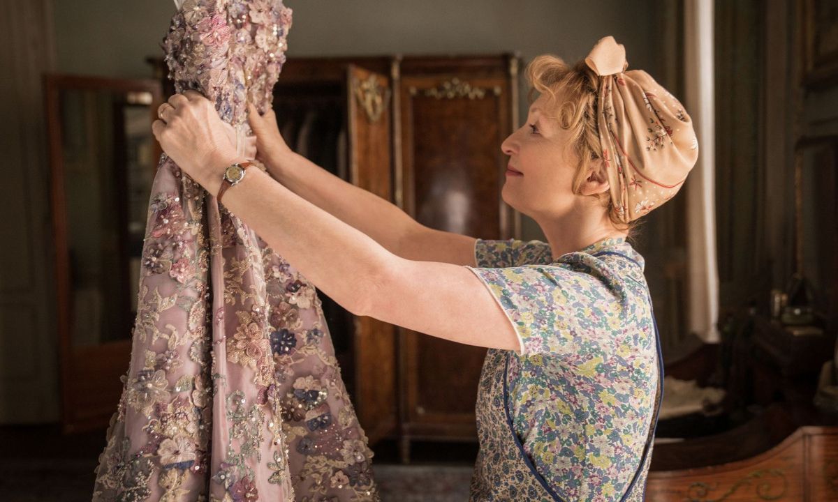 Η νέα ταινία για μία γυναίκα που ερωτεύτηκε ένα παραμυθένιο φόρεμα του οίκου Dior- Ταυτιστήκαμε