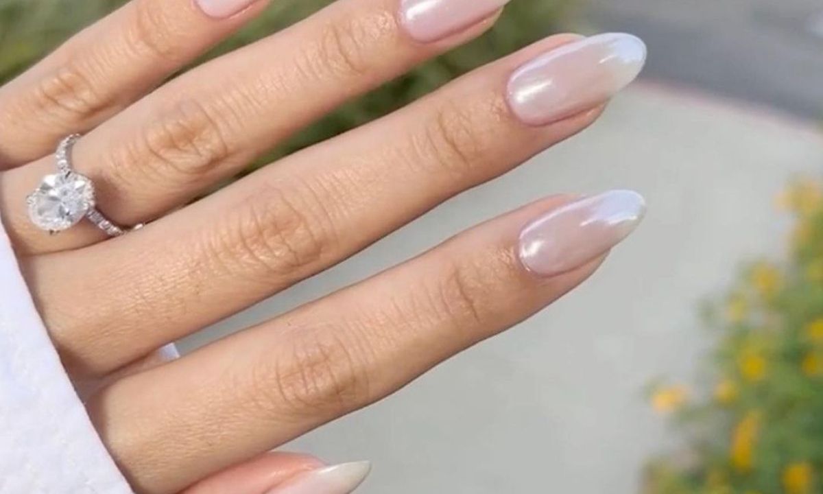 Glazed donut nails: Πώς θα κάνεις μόνη σου το αγαπημένο μανικιούρ της Hailey Bieber