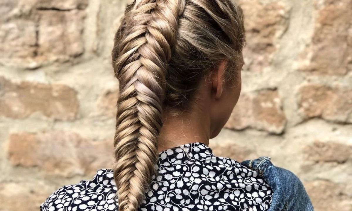 Dutch fishtail braid: Η πλεξούδα που θα σε σώσει στον καύσωνα