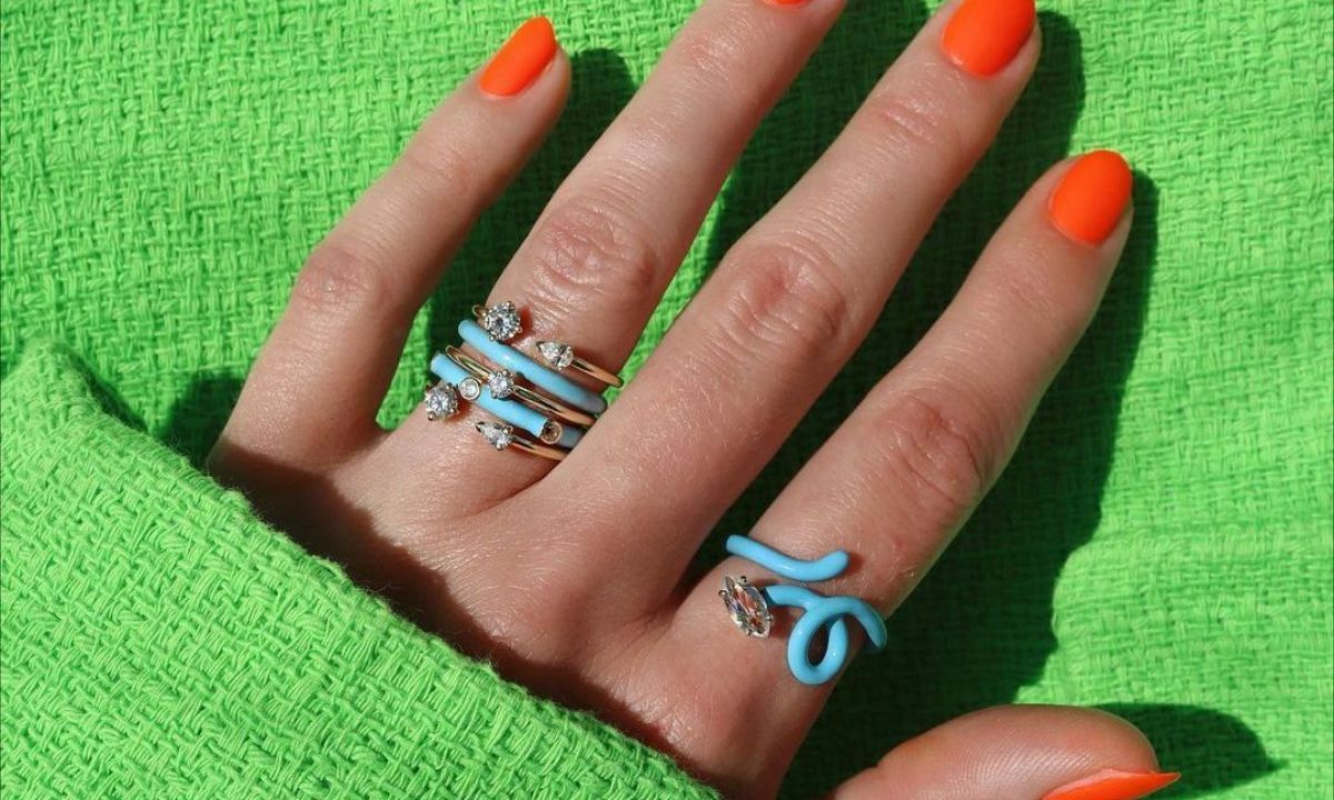 Neon nails: Το πιο funky μανικιούρ που μπορείς να κάνεις στις καλοκαιρινές διακοπές