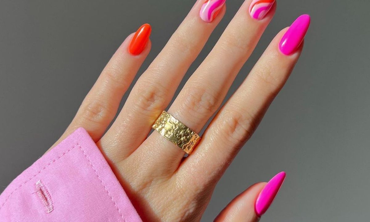 Φούξια νύχια: 10 μανικιούρ στο απόλυτο χρώμα του καλοκαιριού