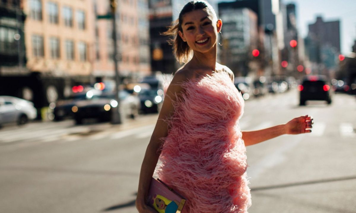 Ποια χρώματα δεν πρέπει να φορέσεις αν είσαι καλεσμένη σε γάμο