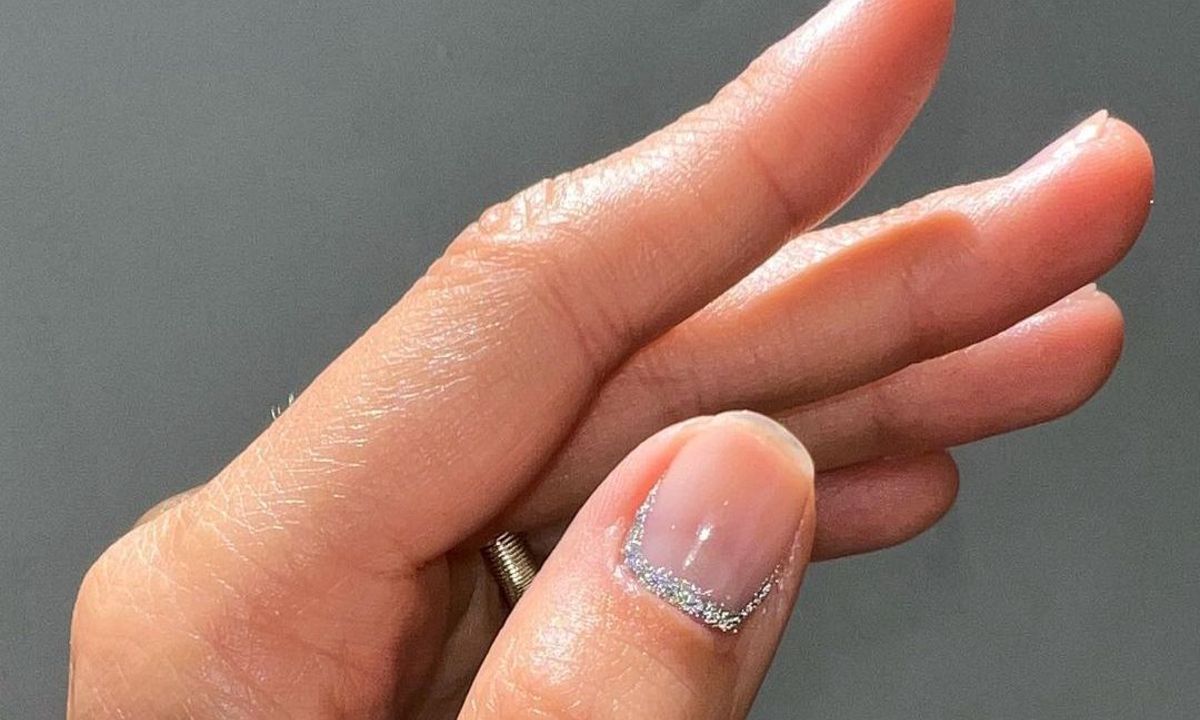 Diamond Dust Cuff: Δες πώς θα κάνεις αυτό το πανεύκολο και super chic nail art