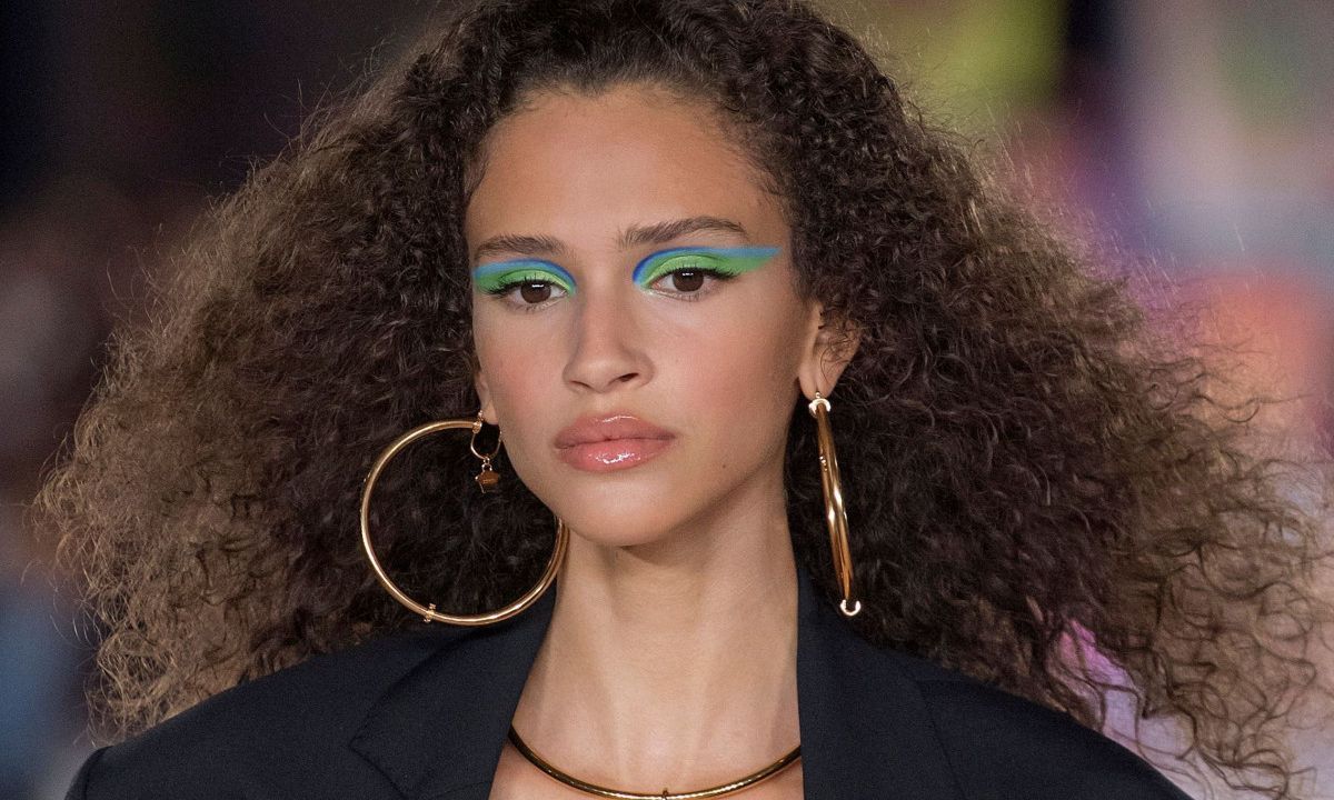 Rain alert: 5 tips και 5 serum ενάντια στο φριζάρισμα των μαλλιών