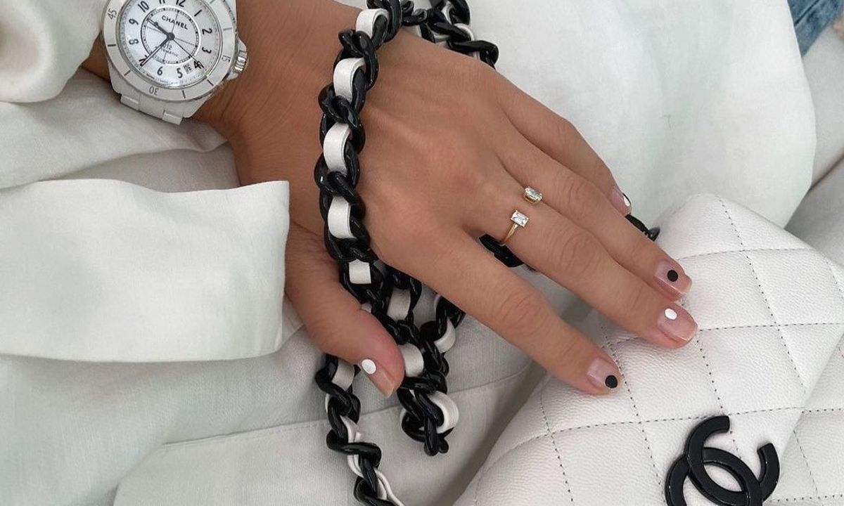 Μαυρόασπρα νύχια: Το πιο κομψό μανικιούρ για τη μετάβαση από το καλοκαίρι στο φθινόπωρο
