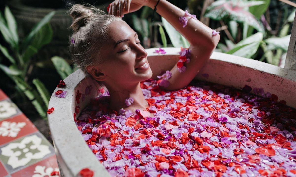 Ice bath: Πώς θα κάνεις το πιο απολαυστικό μπάνιο που χαρίζει σύσφιξη στο δέρμα & ευεξία