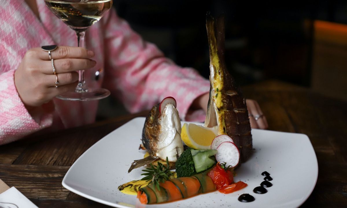 Πώς να ανατρέψεις τον κανόνα και να συνδυάσεις λευκό κρασί με κρέας και κόκκινο με ψάρι