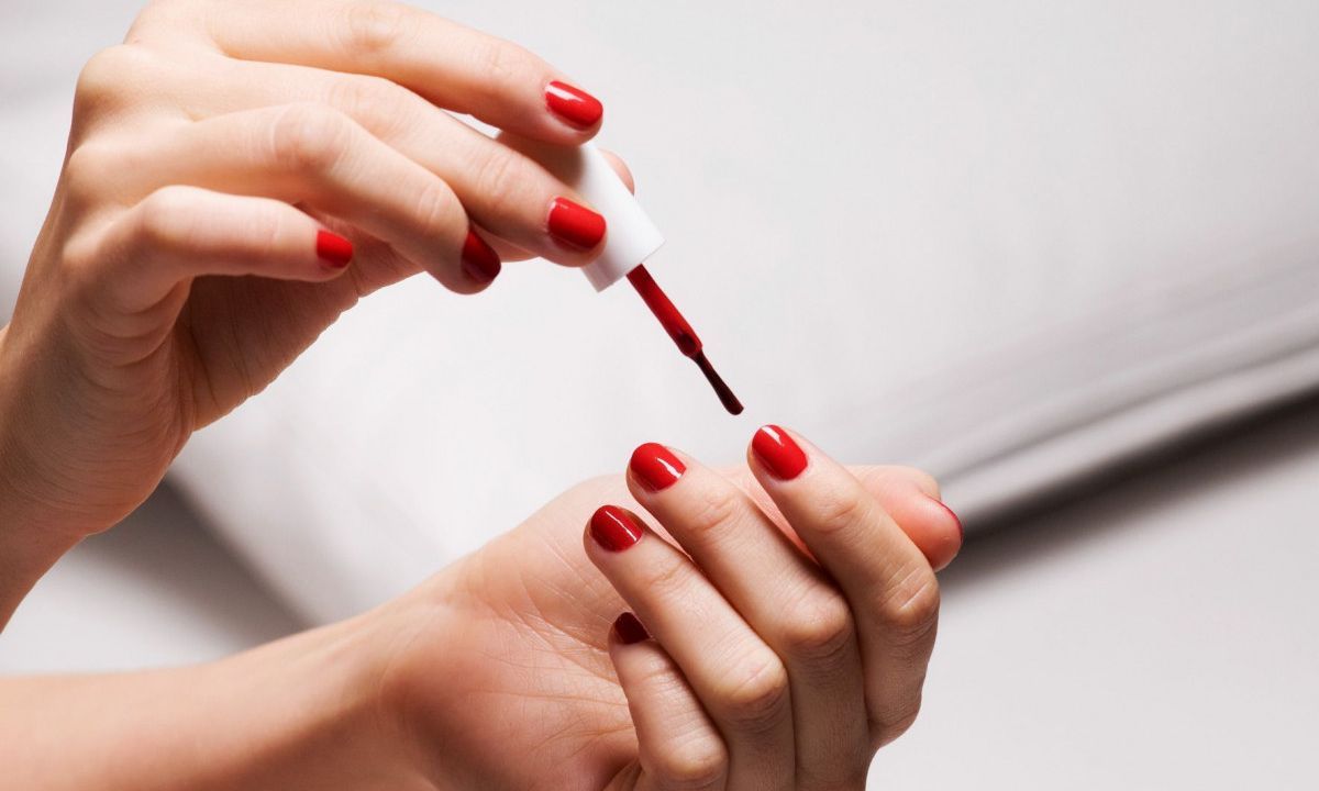 Πώς να αφαιρέσεις εύκολα και γρήγορα το βερνίκι νυχιών από τα ρούχα