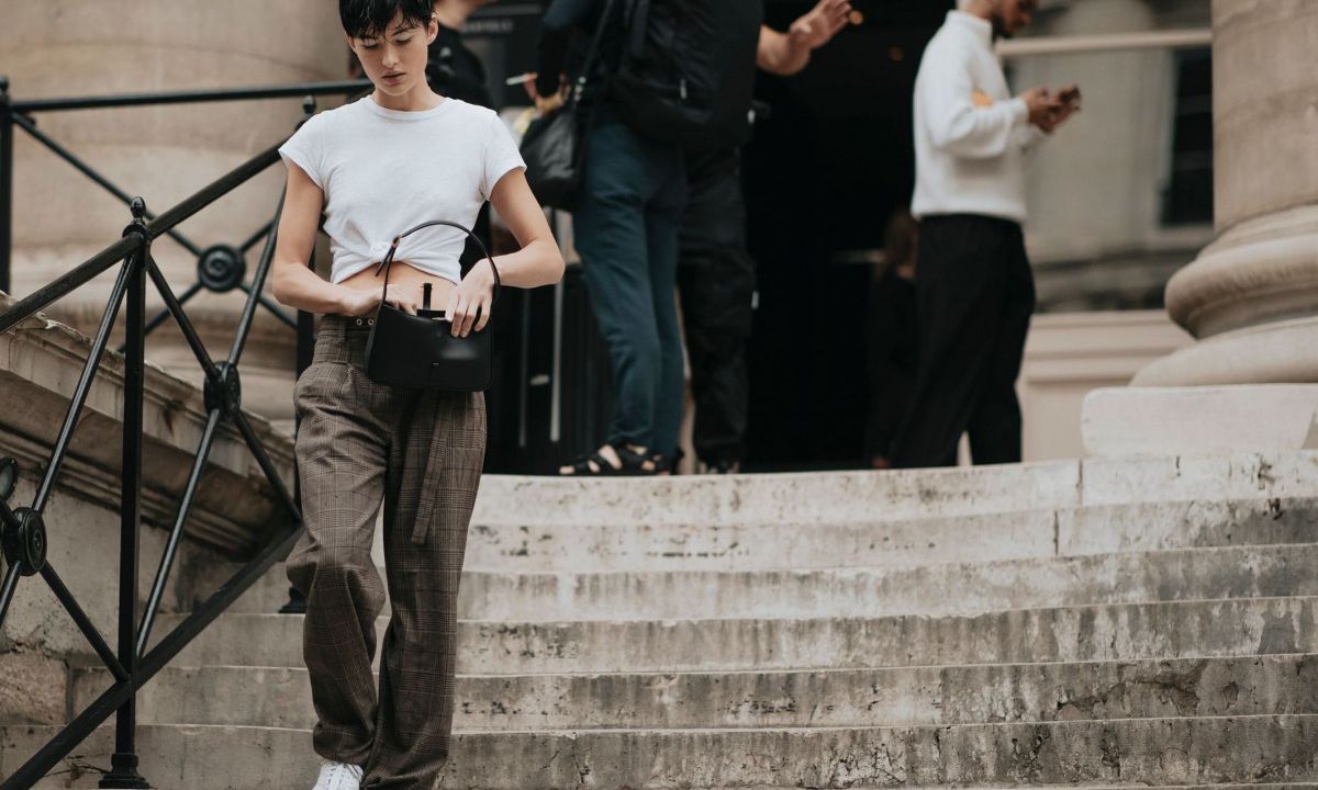 5 τρόποι να αξιοποιήσεις το λευκό σου t-shirt και στα φθινοπωρινά σου σύνολα