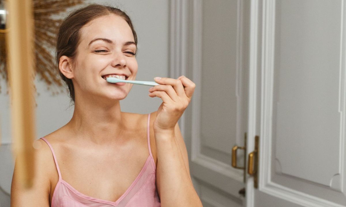 Ο λόγος που δεν πρέπει να πλύνεις τα δόντια σου αμέσως μετά τον καφέ