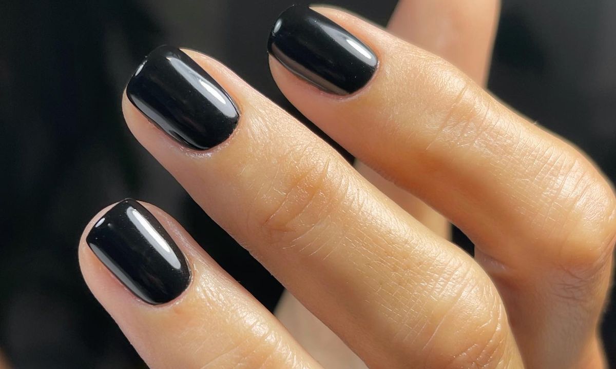 10 μαύρα βερνίκια για να κάνεις μόνη σου τα πιο φθινοπωρινά μανικιούρ