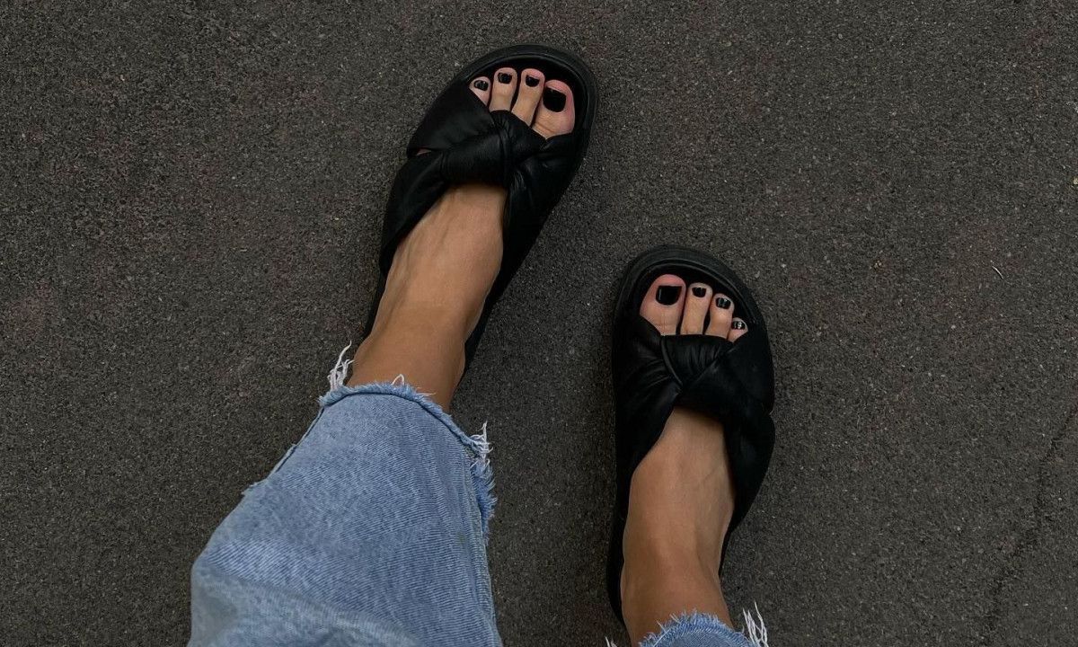 Pedi lovers: Οι πιο ωραίες αποχρώσεις βερνικιών για super chic πεντικιούρ και το φθινόπωρο