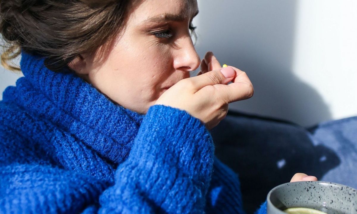 Πώς θα ανακουφιστείς από τον πονόλαιμο και τον βήχα χωρίς σιρόπι και καραμέλες για τον λαιμό