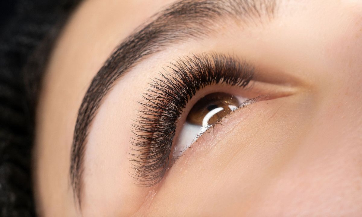 Extensions βλεφαρίδων: Οι τεχνικές, το κόστος & οι χρήσιμες συμβουλές για να διατηρηθούν περισσότερο