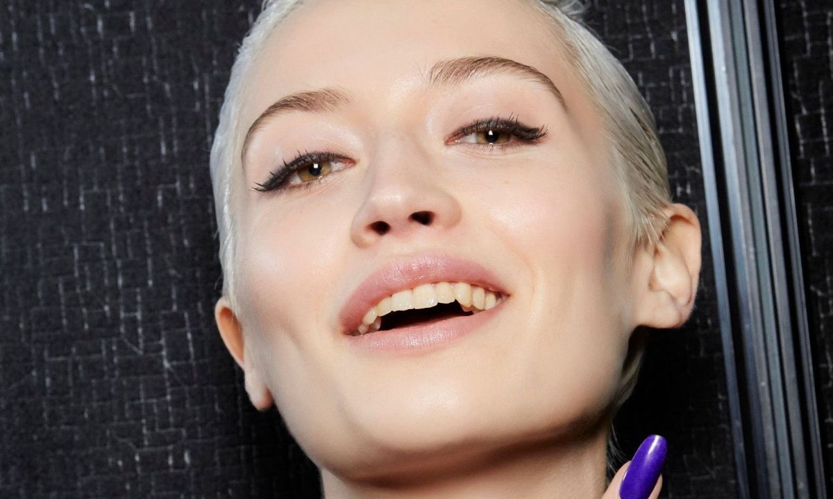 Μπορείς να αποκτήσεις  λακκάκια στα μάγουλα μόνο με λίγο μακιγιάζ