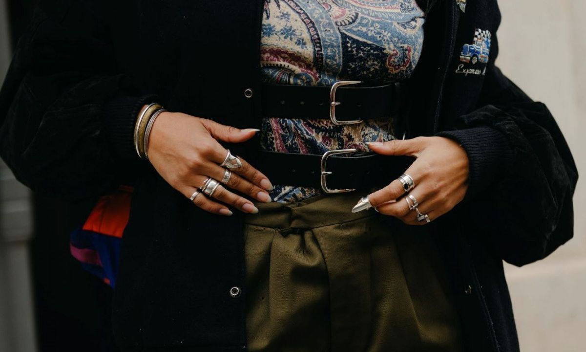 Double belts: Φέτος οι ζώνες φοριούνται η μία πάνω από την άλλη