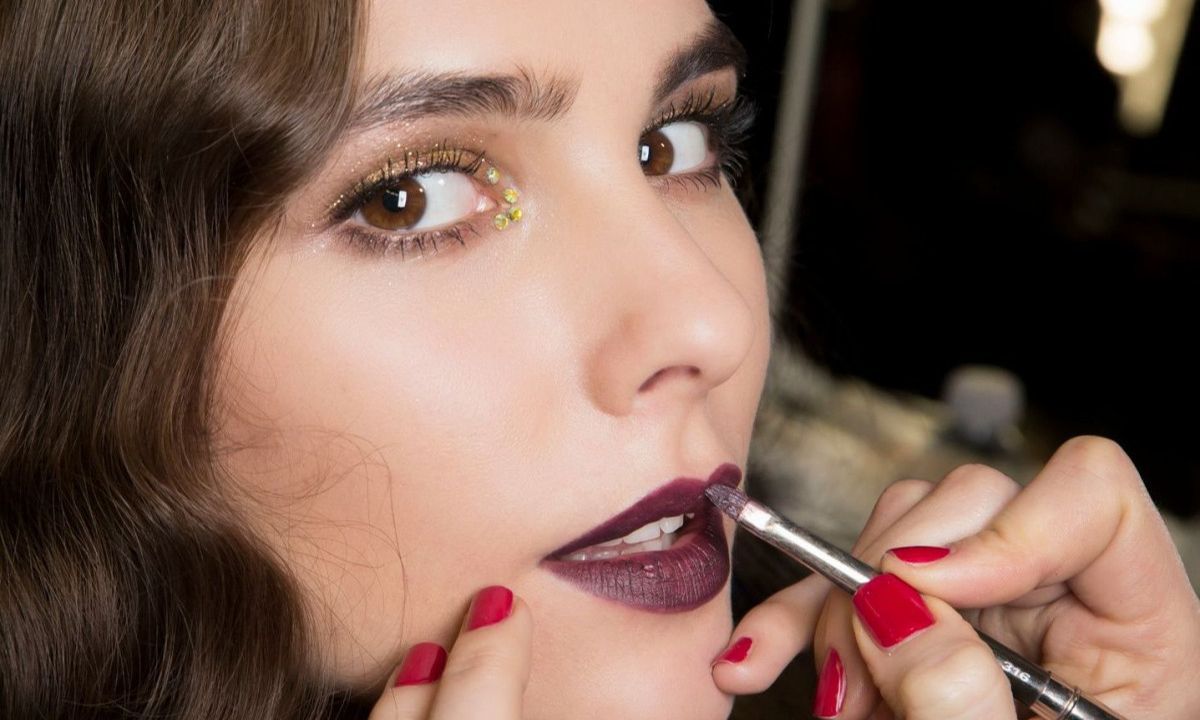 Δες τα 10 πιο σκούρα και θηλυκά κραγιόν για τον χειμώνα