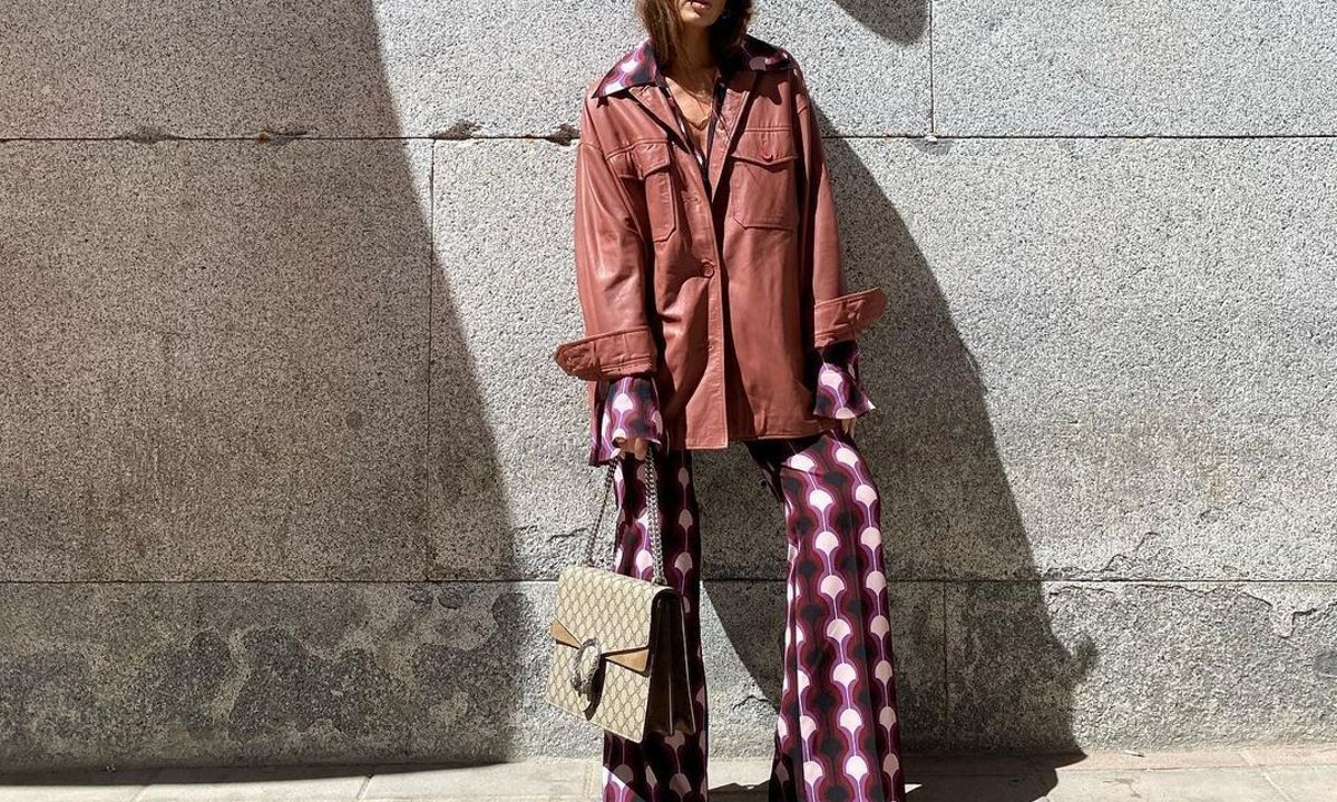 Τα 9 παντελόνια καμπάνα που μακραίνουν τα πόδια