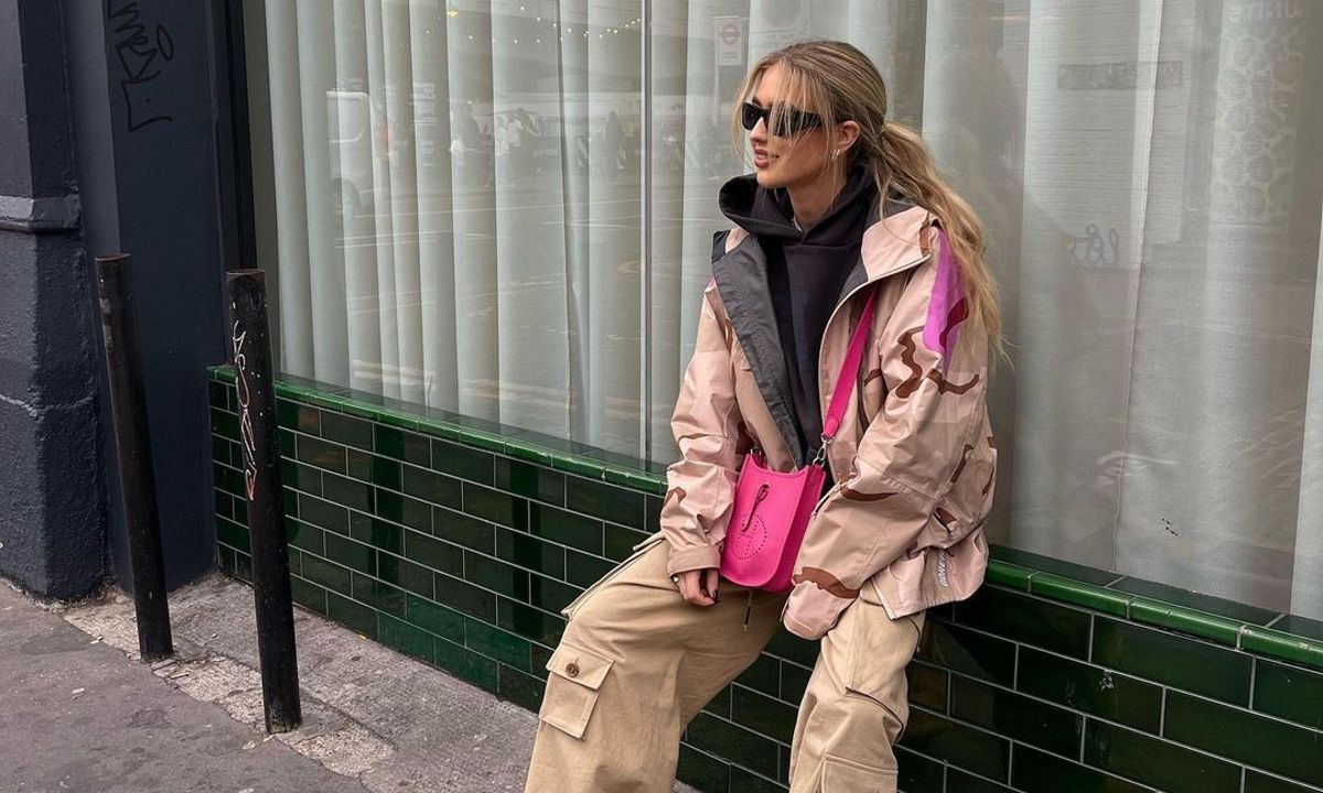 Το styling trick για να πάψουν τα hoodies σου να είναι βαρετά