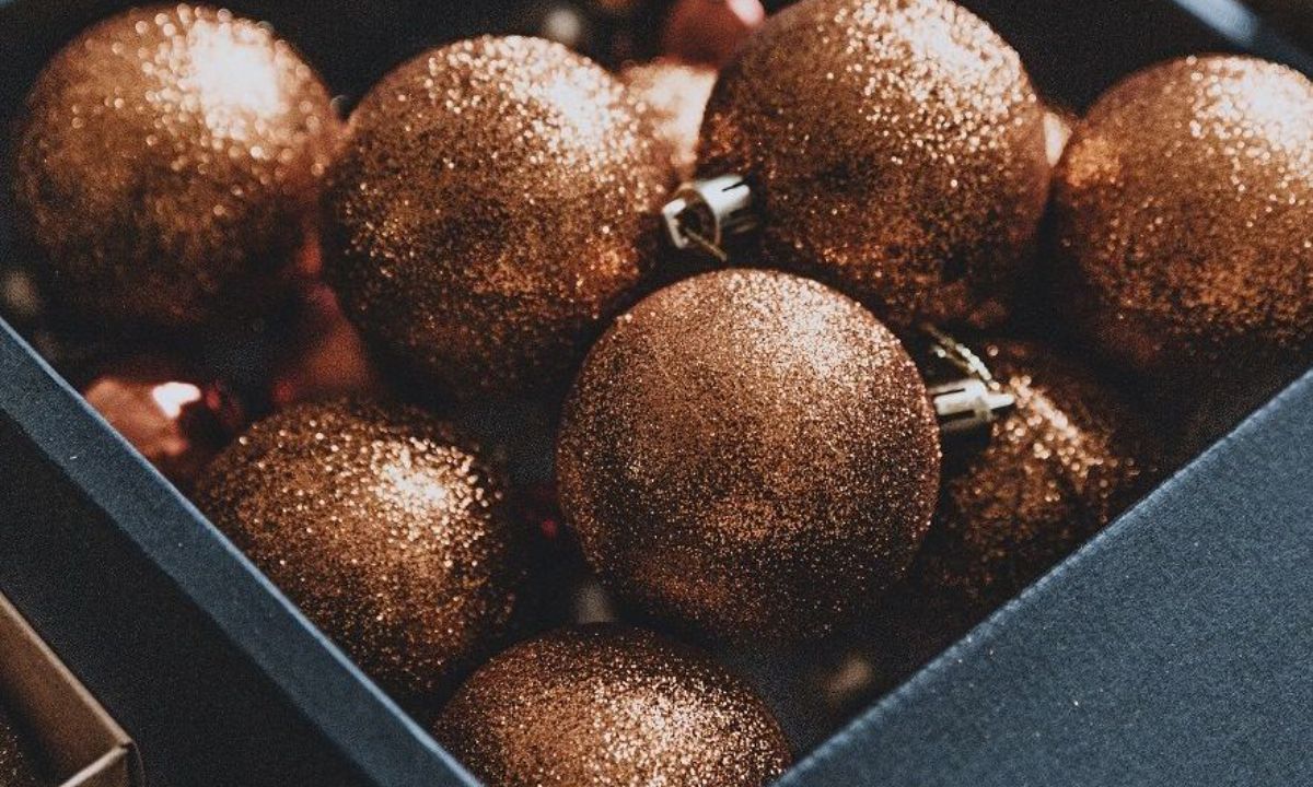 Πώς θα δείχνει το χριστουγεννιάτικο δέντρο πιο ακριβό και γεμάτο