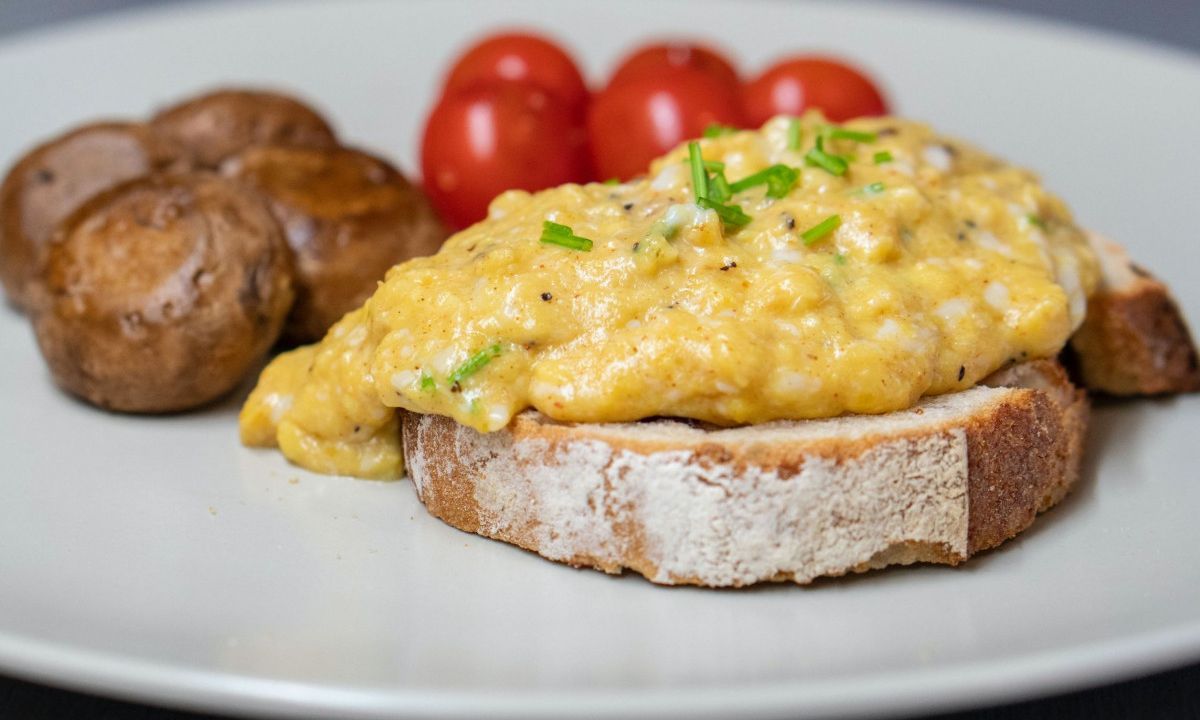 Η μυστική συνταγή της Chrissy Τeigen για τα πιο νόστιμα αυγά scramble