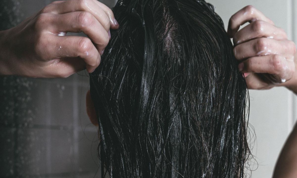 3 scrubs για το τριχωτό της κεφαλής που προσφέρουν βαθύ καθαρισμό