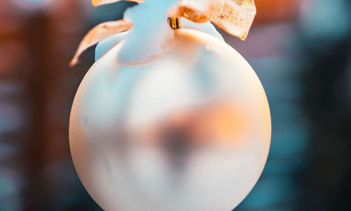 Φτιάξε τις πιο glam Χριστουγεννιάτικες μπάλες από ένα τόπι
