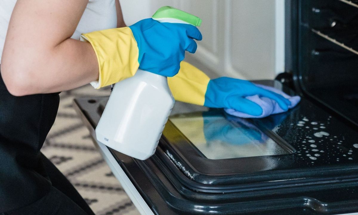 Πόσο συχνά και πώς θα καθαρίσεις τη γυάλινη πόρτα του φούρνου