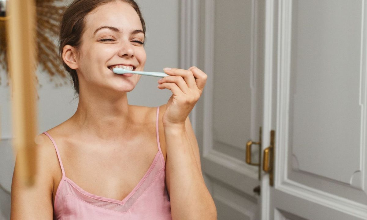 Πρέπει να βουρτσίζεις τα δόντια σου πριν ή μετά το πρωινό;