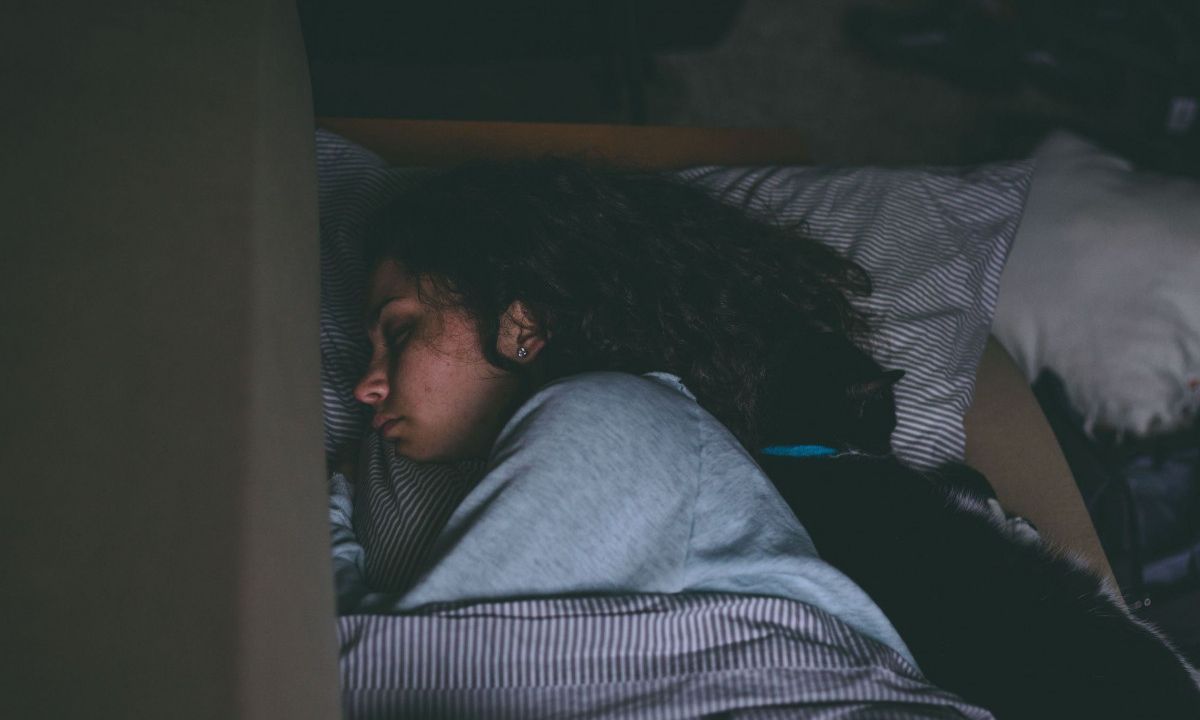 Ζορίζεσαι κι εσύ να ξυπνήσεις όταν έξω είναι νύχτα; Υπάρχει λόγος