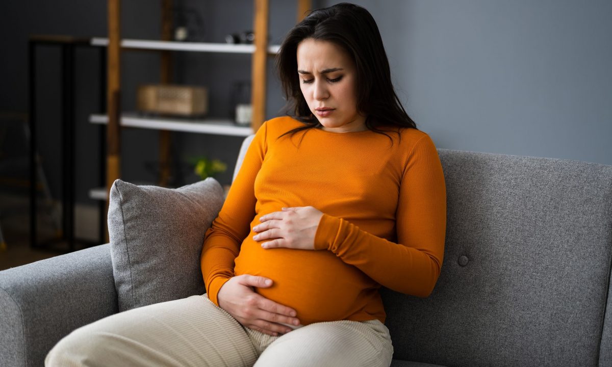 Καούρες στην εγκυμοσύνη: Τι τις προκαλεί και πώς να τις αντιμετωπίσετε