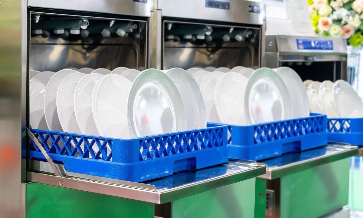 Τρώτε συχνά έξω; Οι κίνδυνοι από τα επαγγελματικά πλυντήρια πιάτων