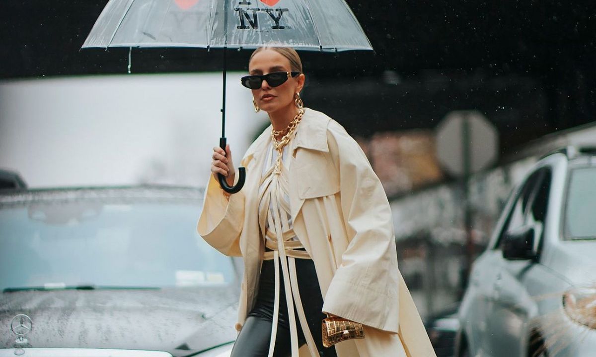 Τα καλύτερα σύνολα για να ντυθείς με στυλ και στη βροχή