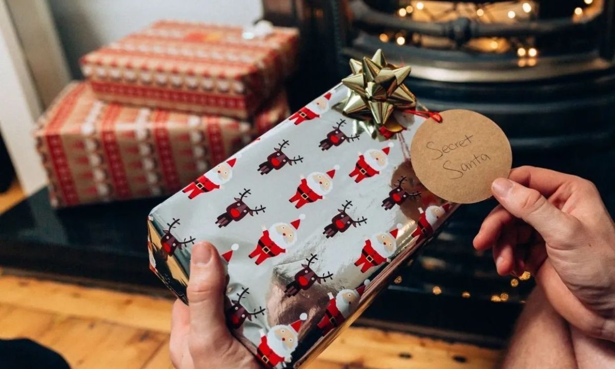 Το Secret Santa ραντεβού με την παρέα που θα κάνει τα φετινά Χριστούγεννα ακόμη πιο μαγικά