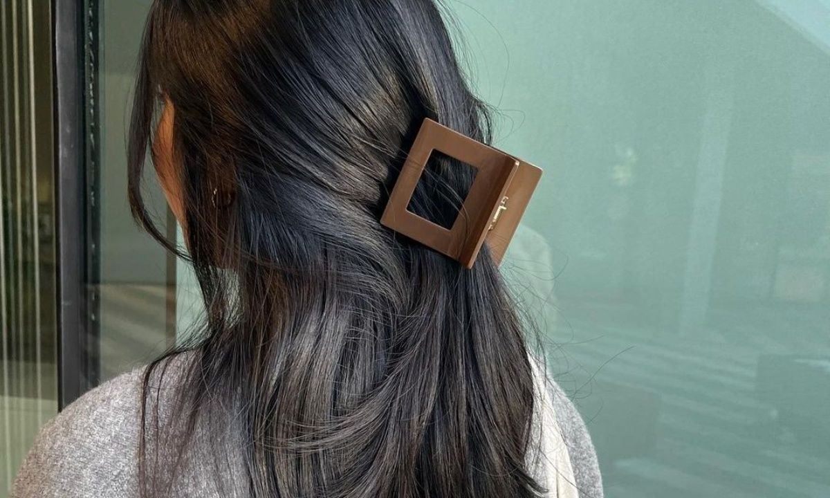 3 εύκολα TikTok hacks για να δώσεις όγκο στα λεπτά μαλλιά