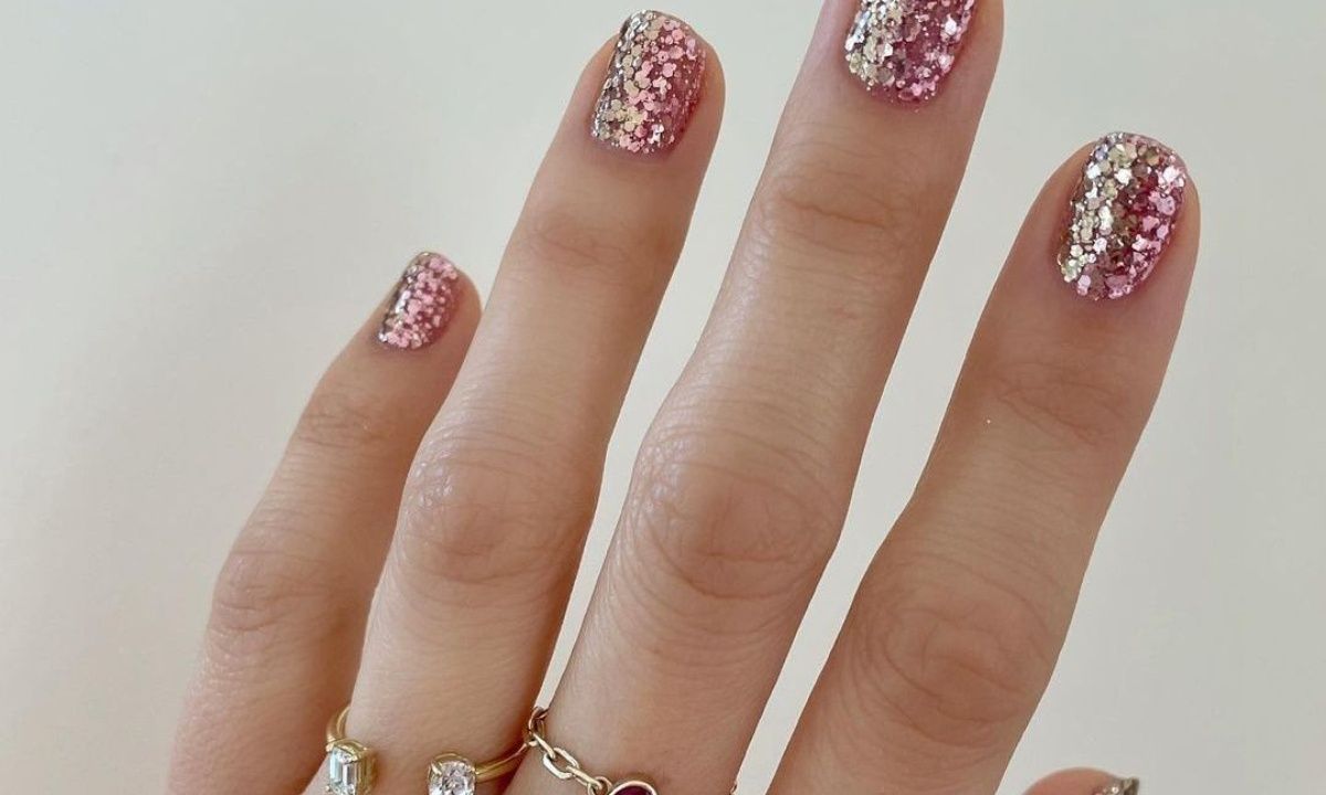 To πιο chic χρώμα για τα Χριστούγεννα δεν είναι το χρυσό