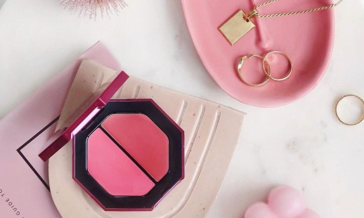 Κρεμώδες ρουζ: 4 προϊόντα & 4 tips για σωστή εφαρμογή