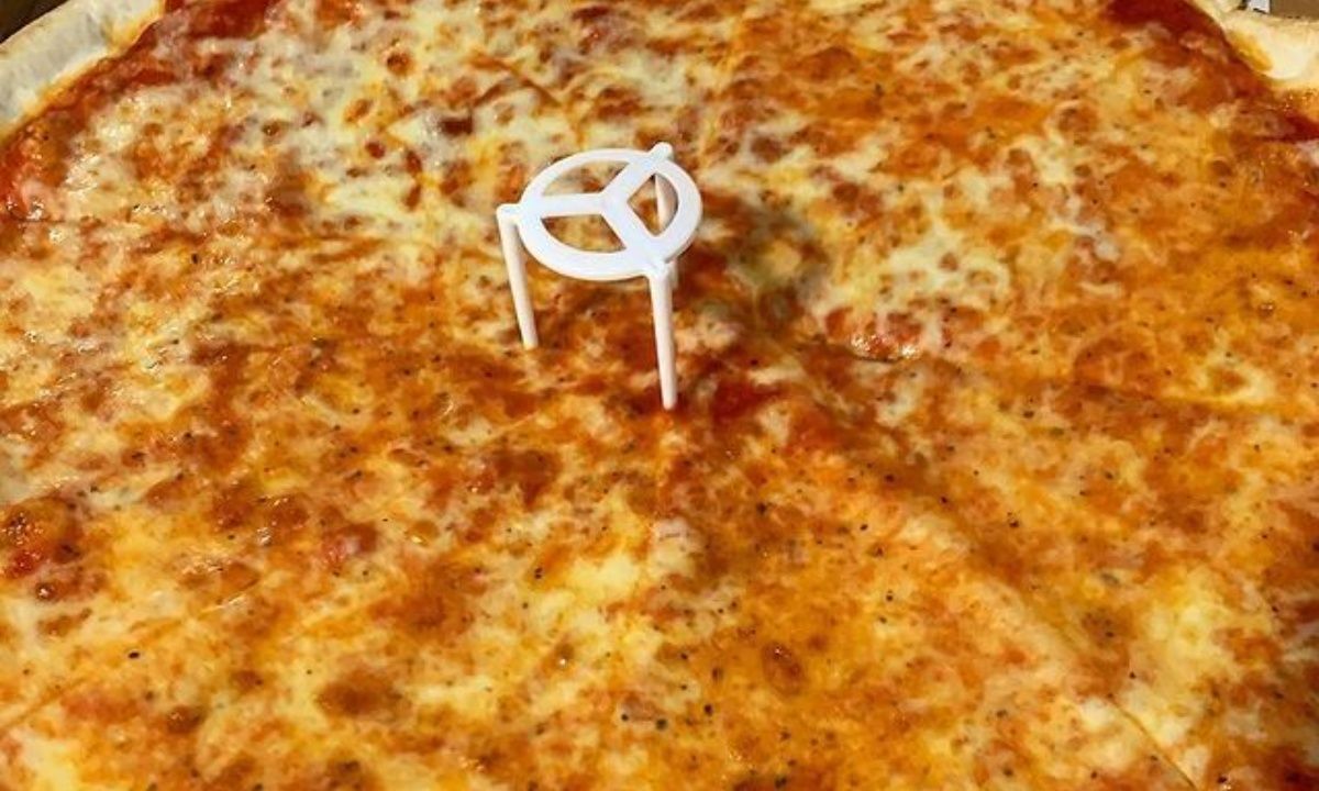 Γιατί υπάρχει το πλαστικό «τραπεζάκι» στην πίτσα;