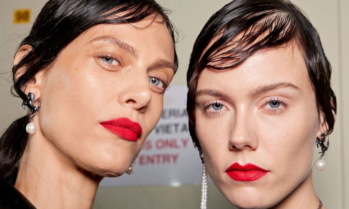 3 μακιγιάζ με κόκκινο κραγιόν που ταιριάζουν σε όλες