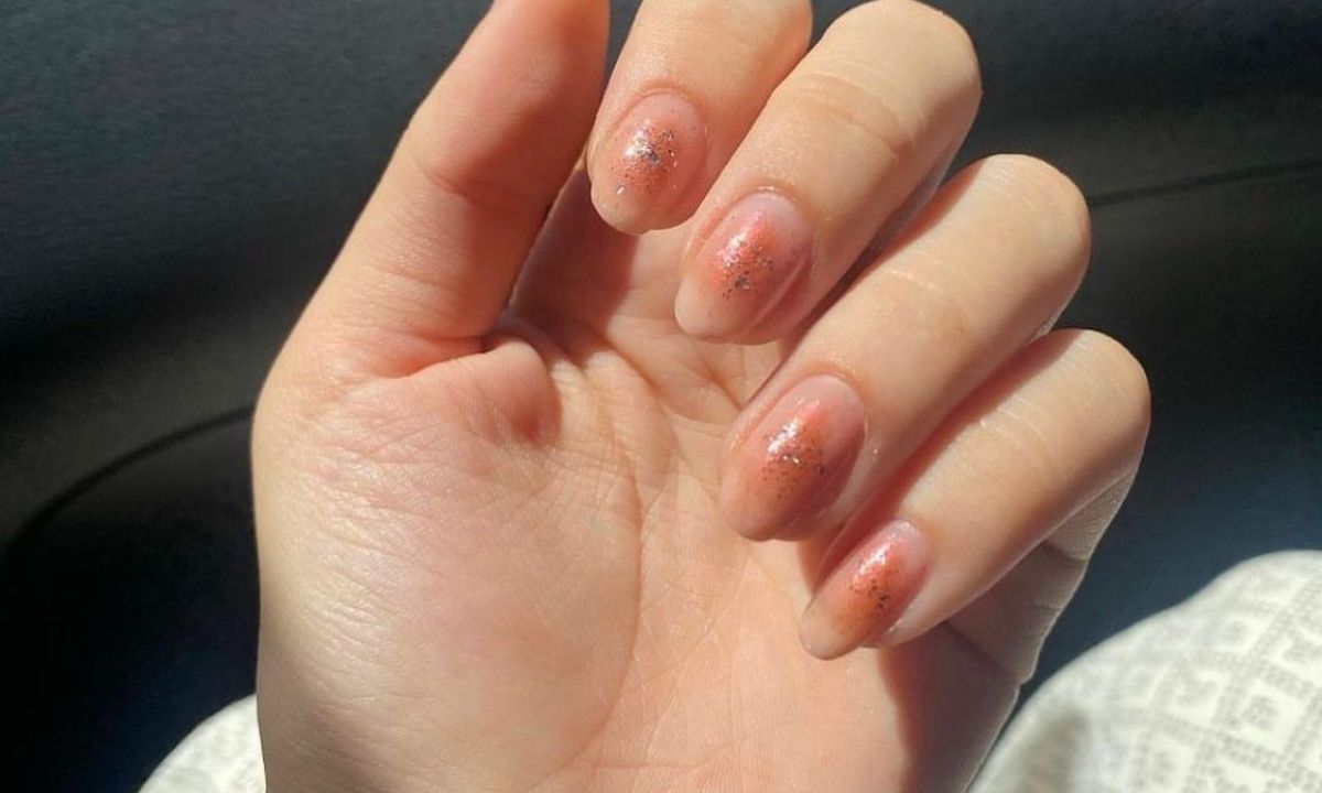 Blush nails: Το νέο trend στα νύχια θα το πετύχεις με λίγο ρουζ